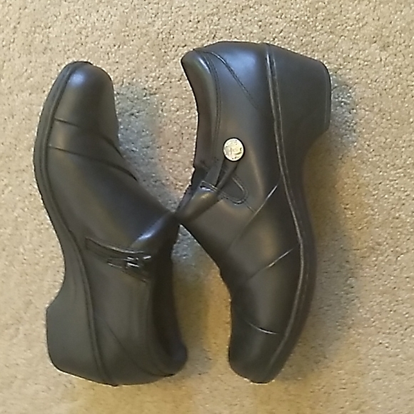 Women's Black Clarks Shoes, Size 6.5 - Picture 4 of 7